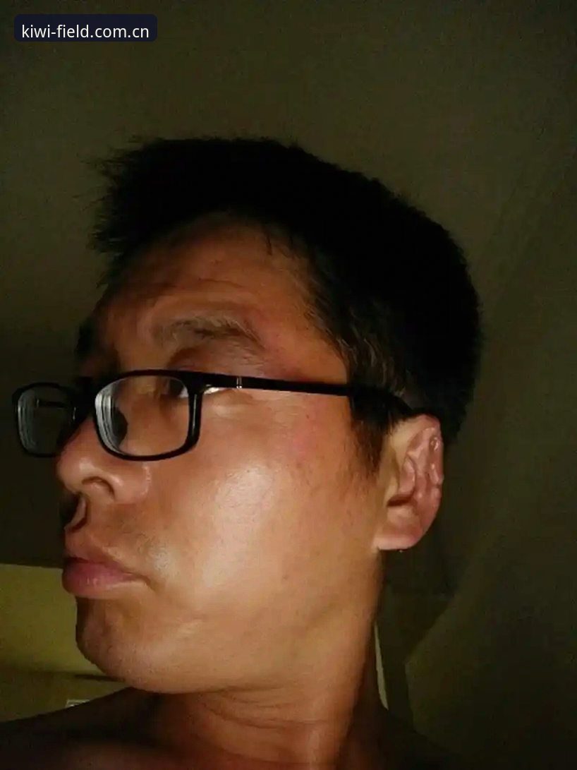 凌晨一点半，手机屏幕的光把黄涛的脸照得发白。他刚把一场欧冠小组赛的数据核对完，又顺势点开积分榜，手指往下滑了滑——从下午六点下班到家，他在这上面耗了快七个小时。不是因为选场纠结，而是因为这次他摸到一个好东西：奇异果体育平台积分榜kiwi，居然把2025赛季的亚洲联赛数据和欧冠赛程揉成了一棵树状图。像在文档里点开大纲，一展开，全是层次分明的路子。